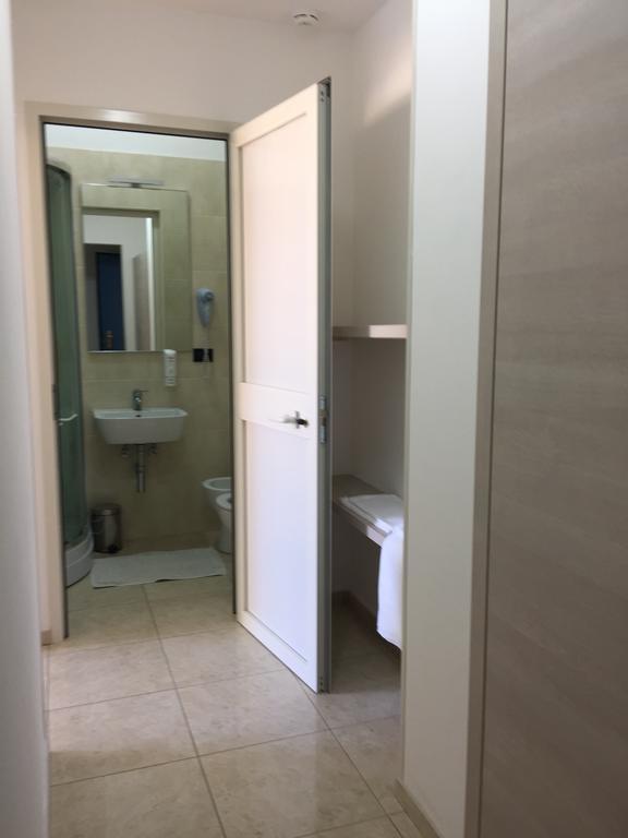 Hotel Athena Pesaro Oda fotoğraf