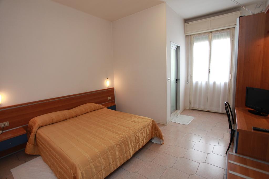 Hotel Athena Pesaro Oda fotoğraf