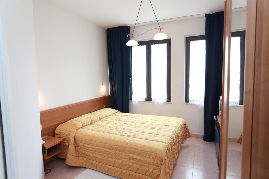 Hotel Athena Pesaro Oda fotoğraf