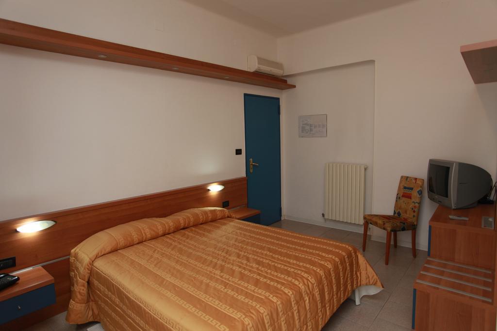 Hotel Athena Pesaro Oda fotoğraf