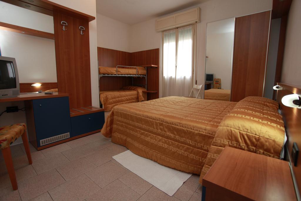 Hotel Athena Pesaro Oda fotoğraf